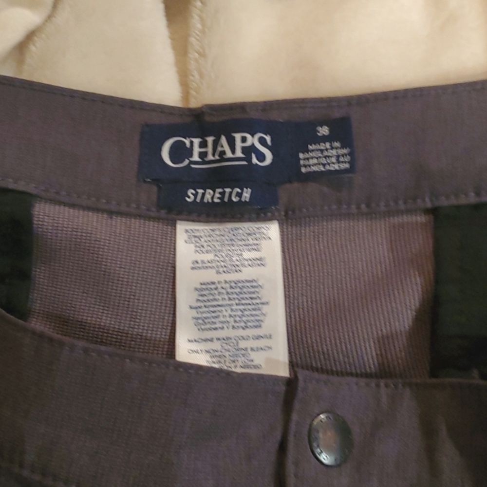 Chaps stretch golf shorts 38W with side zip pockets.